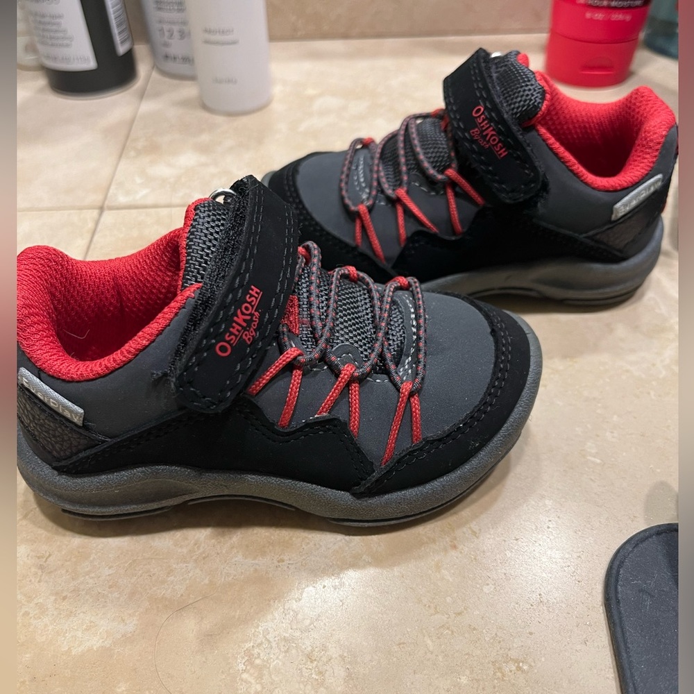 Boys Oshkosh Bgosh sneakers size 5c